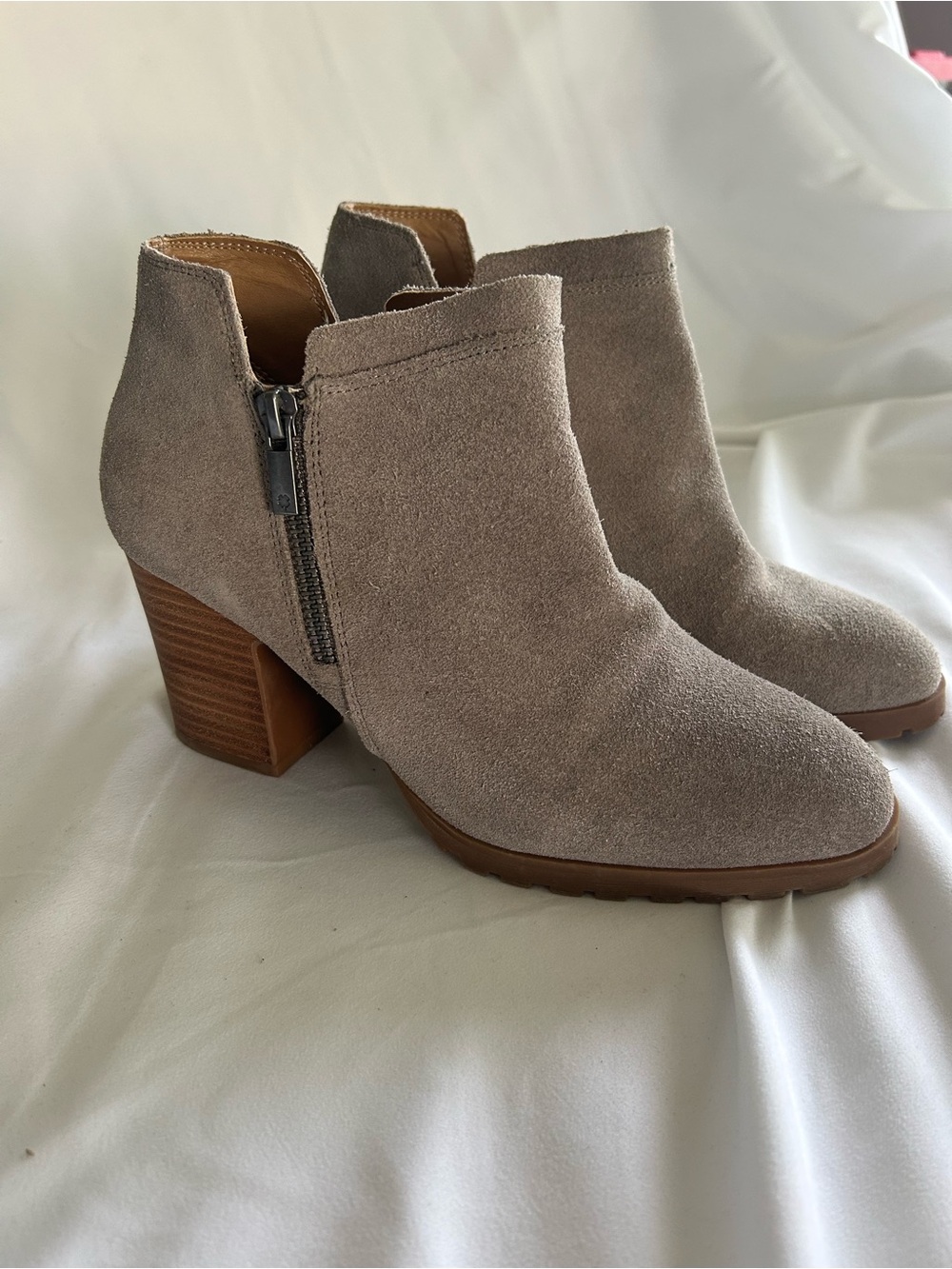 Lucky Brand Noryn Gray Suede Ankle Booties Chunky Stacked Block Heel Size 9